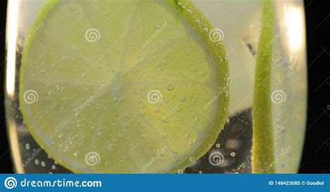 Una Bebida De Restauraci N En Un Vidrio Con Hielo Y Cal Agua