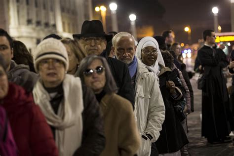 Per Il Giubileo Pochi Bambini In Piazza E Lunghe File L Emozione Dei