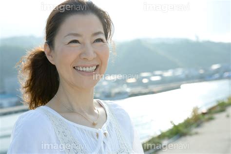 【笑顔の50代女性のポートレート】の画像素材 16300552 写真素材ならイメージナビ