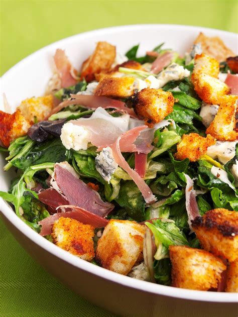 Recette Salade Fris E Aux Lardons Et Aux Cro Tons Marie Claire