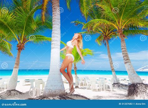 Sexy Blonde Frau Auf Dem Strand Stockfoto Bild Von R Cksortierung Meer