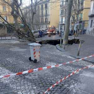 FOTO Voragine Al Vomero Interrotta La Fornitura Di Acqua Evacuate