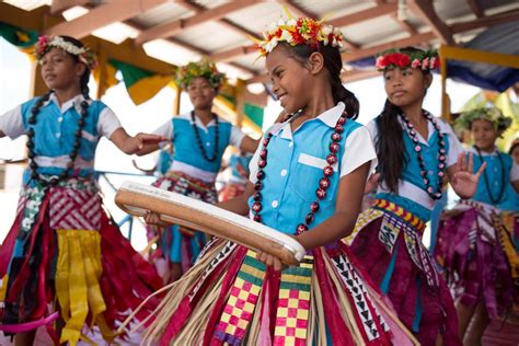 Traditional Clothing from the world : Tuvaluan kids, Tuvalu, by GoldCoast2018