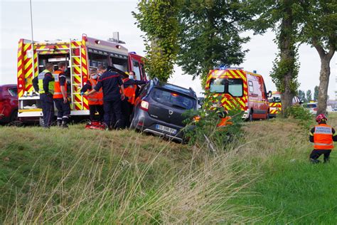 Morhange Voiture Contre Un Arbre Une Personne Désincarcérée