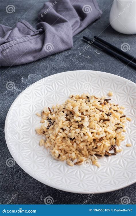 Arroz Pardo Y Sin Pelar En Un Plato Con Palillos Fondo De Concreto