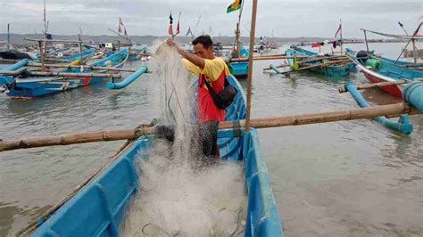 Cuaca Buruk Ratusan Perahu Nelayan Tertambat Di Pantai Timur Pangandaran