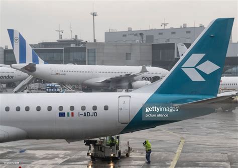 Aircraft stand on the apron of Frankfurt Airport in wintry weather ...