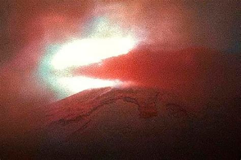 Nueva explosión del volcán Popocatépetl ilumina el cielo de rojo Zócalo