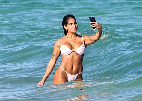 Isabella Ladera Shows Off Her Bikini Body On The Beach In Miami Fappening