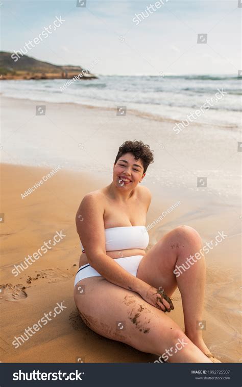 1 665 Chubby woman in bikini 图片库存照片和矢量图 Shutterstock