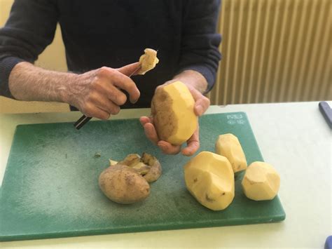 Atelier épluchage de légumes EHPAD PUY MARTIN Le Palais sur Vienne