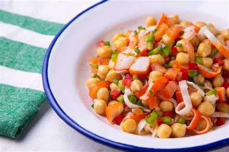 Deliciosa Y Saludable Ensalada De Garbanzos Con Surimi De Cangrejo