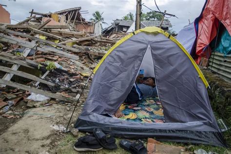 Jokowi Serahkan Langsung Ganti Rugi 8 000 Rumah Korban Gempa Cianjur