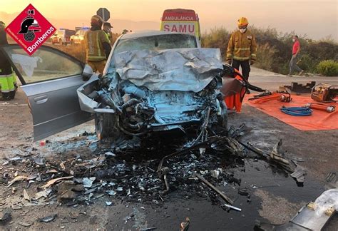 Dos Fallecidos Y Cuatro Heridos En Un Accidente Entre Un Coche Y Una