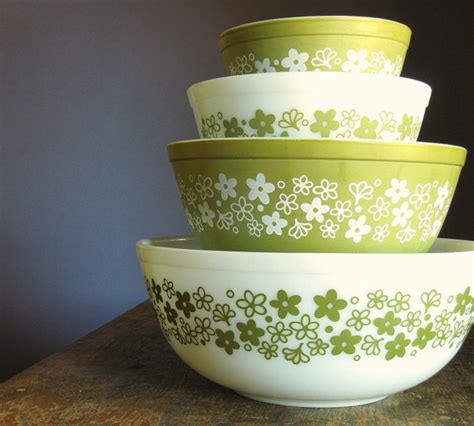 Vintage Pyrex Mixing Bowls .. Crazy Daisy