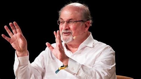 Salman Rushdie publica su primera fotografía tras el apuñalamiento