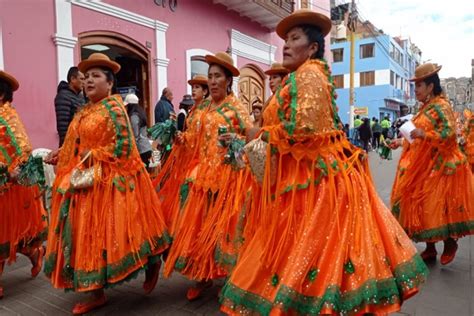 Colorida parada y veneración de la Festividad Virgen de la Candelaria