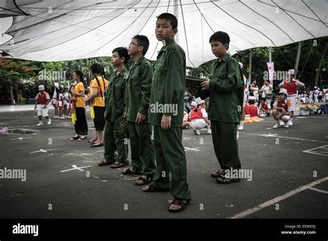 Un grupo de niños vestidos con un traje militar participe en el