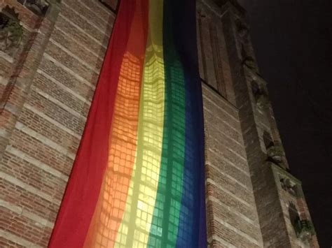 Nieuwe Regenboogvlag Voor De Grote Kerk In Monnickendam