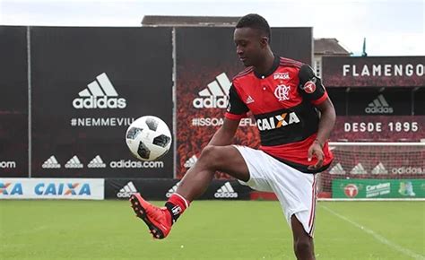 Ex Flamengo Marlos Moreno Acerta Inusitado Clube Europeu