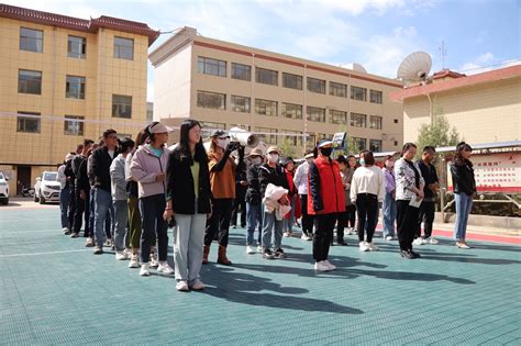 肃南裕固自治县人民政府 红湾寺镇举行河道保洁工具现场发放仪式