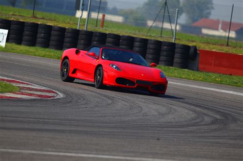 Giri In Pista Su Supercar A Jesolo Prenota O Regala Su Liveinup