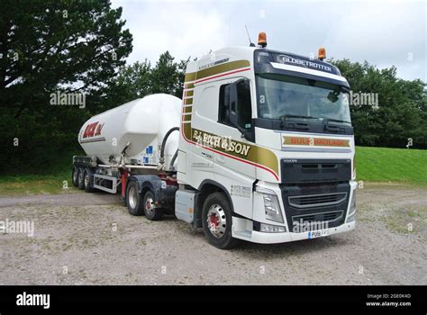 Un camión Volvo FH articulado de 2018 blanco con remolque cisterna a