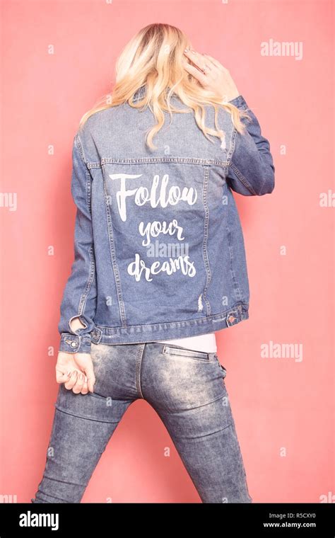 Eine Junge Frau Jahre Alt Lange Blonde Haare Im Studio Auf Rosa Hintergrund Gedreht Das