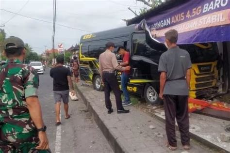 Badah Gegara Mengantuk Mobil Pengangkut Wisata Seruduk Ruko Radar Bali