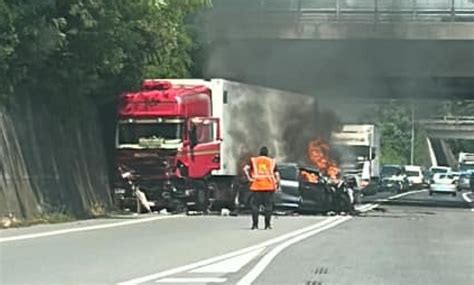 Brusaporto Auto Si Schianta Contro Un Tir E Prende Fuoco Il Dottor