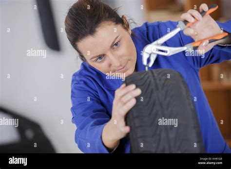 Female Mechanic Changing Car Tire Stock Photo Alamy