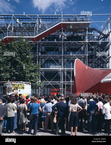 Centro Pompidou París 1977 Elevación Frontal Con Multitudes En La