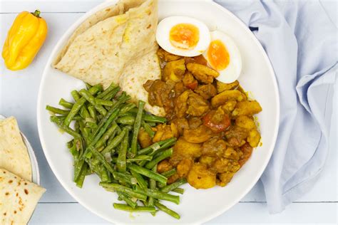 Kip Massala Met Pompoen Kerrie Aardappeltjes En Surinaamse Roti Koek