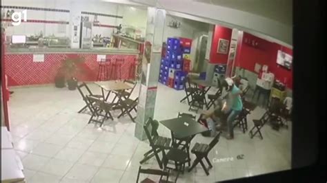 Vídeo VÍDEO Jovem é morto a tiros dentro de bar Grande Minas G1