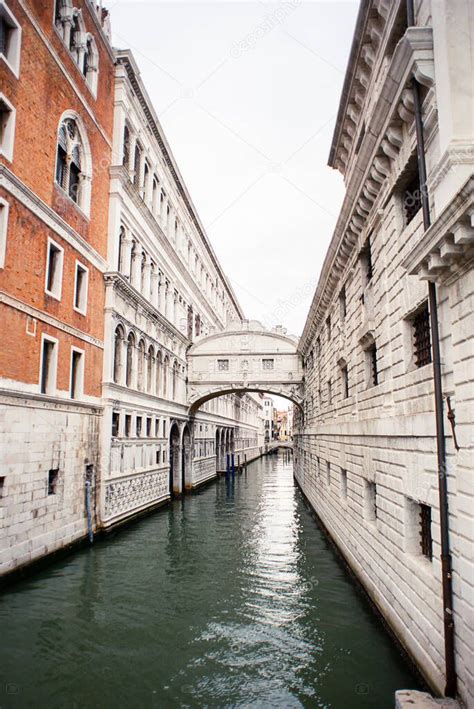 Puente De Los Suspiros Ponte Dei Sospiri En Venecia Y R O De Palazzo