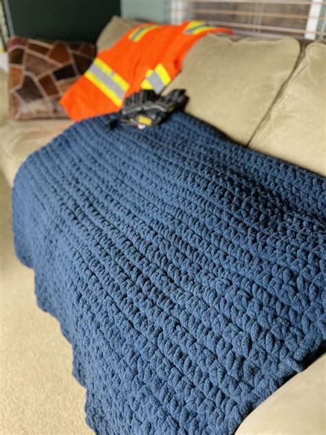 Men's Jumbo Crochet Blanket Pattern (Free & Easy!)