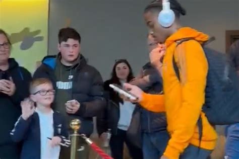 Leeds United Issue Apology After Viral Video Of Players Ignoring Young Fan The Independent