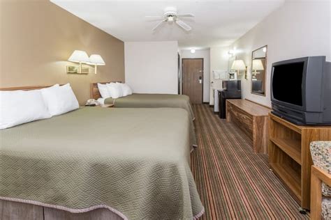 Travelodge by Wyndham Longmont | Longmont, CO Hotels