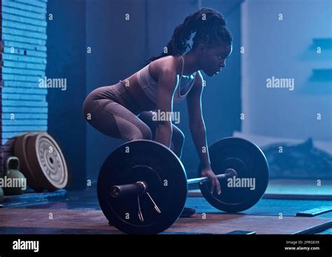 Deadlift hi-res stock photography and images - Alamy