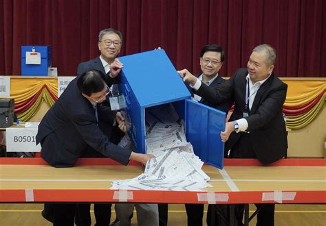 （有片）區議會選舉｜李家超到票站巡視及倒出票箱選票 區議會選舉 大公文匯網