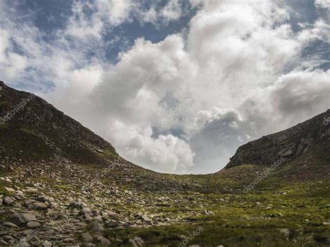 La Ruta A Pie De Hares Brecha En Las Montañas De Mourne Contra Un Cielo