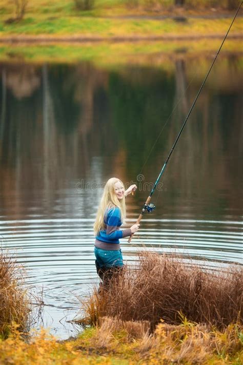 Pesca Rubia Joven Imponente De La Mujer Del Embarcadero Imagen De