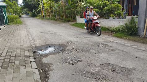 Musim Hujan Kubangan Jalan Mulai Tampak Di Jalan Desa Nogosari Jember