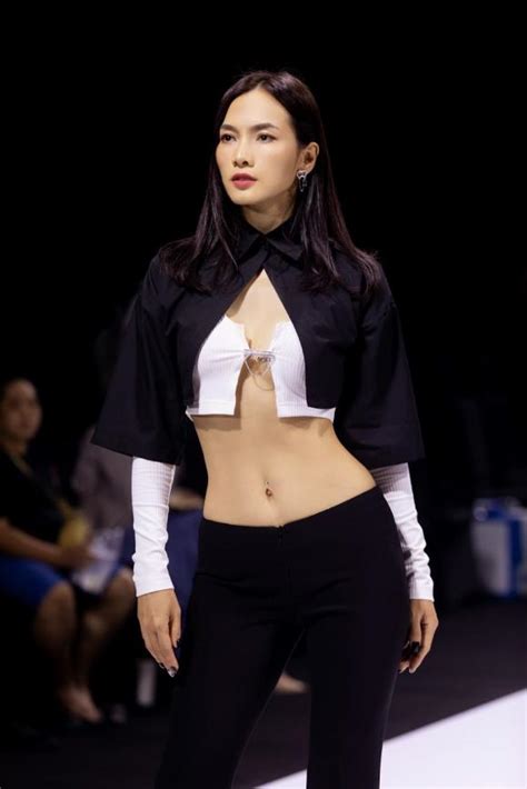 Siêu mẫu Anh Thư khoe hình thể cực bốc lửa với bikini mảnh nhan sắc mấp mé tuổi vẫn làm