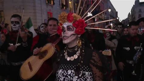 Catrinas Y Catrines Desfilan Por Primera Vez En Madrid D A De Muertos