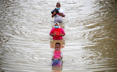 Al Menos Muertos Y M S De Mil Evacuados Por Inusuales