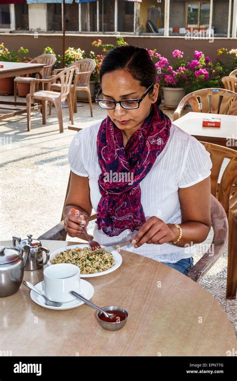 Personne En Train De Manger En Terrasse Banque De Photographies Et D’images à Haute Résolution