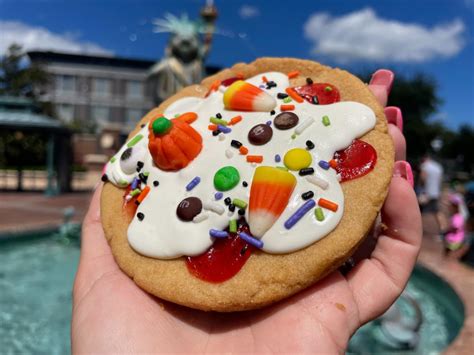 REVIEW: Halloween Candy Cookie 'Pizza' From PizzeRizzo at Disney's ...