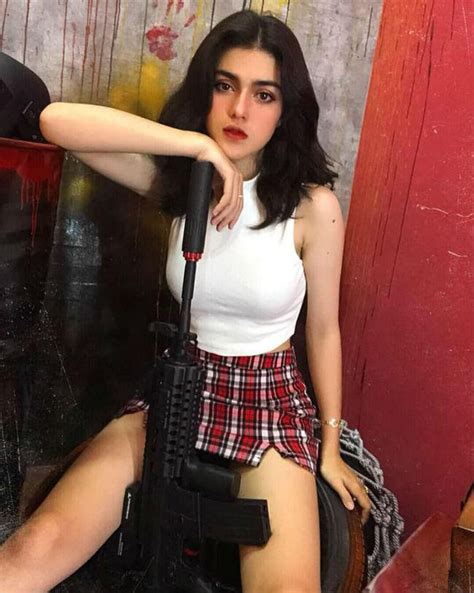 Những hot girl lai Việt chẳng những xinh đẹp mà còn gợi cảm hết phần