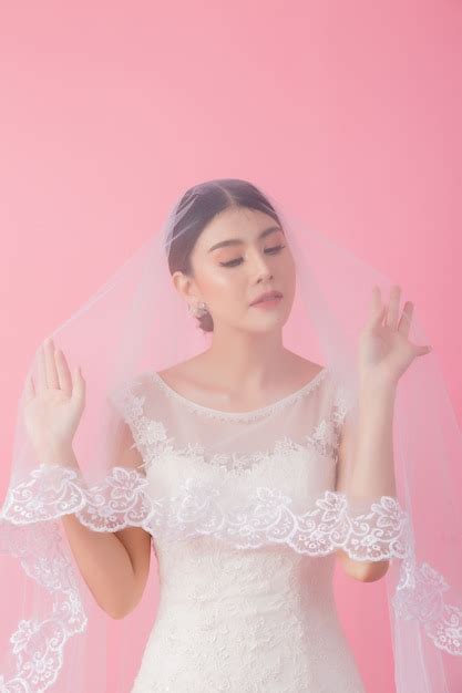 Retrato hermoso de la novia asiática en rosa Foto Gratis